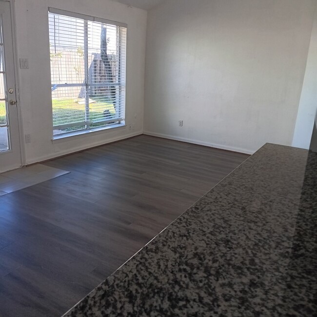 Building Photo - 14114 Old Village Ln