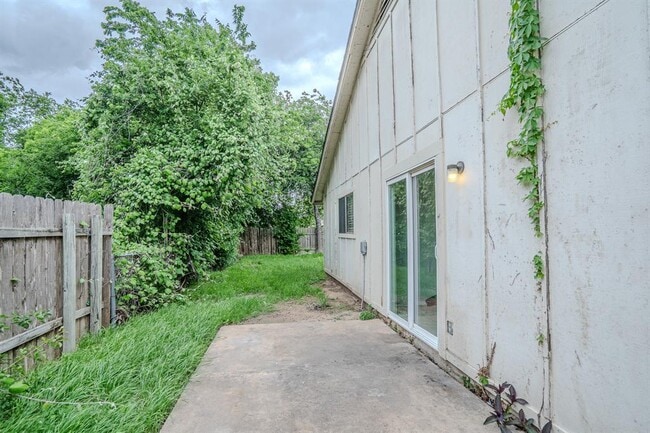 Building Photo - 12403 Tree Line Dr