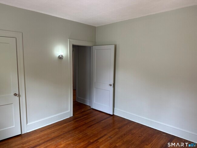 Building Photo - 35 Woodmere Rd