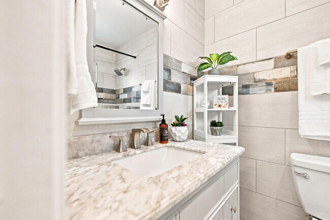 Building Photo - 829 San Fernando Pl