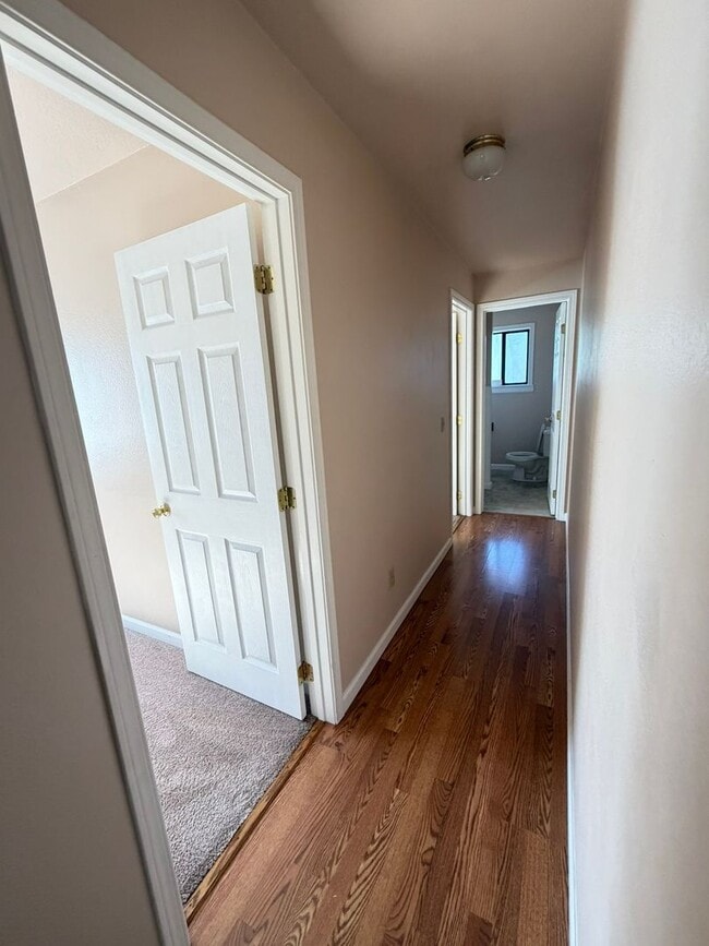 Building Photo - Newly Updated 2 Bedroom!