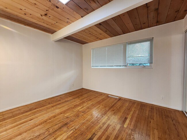 Building Photo - 2015 Cummings Dr