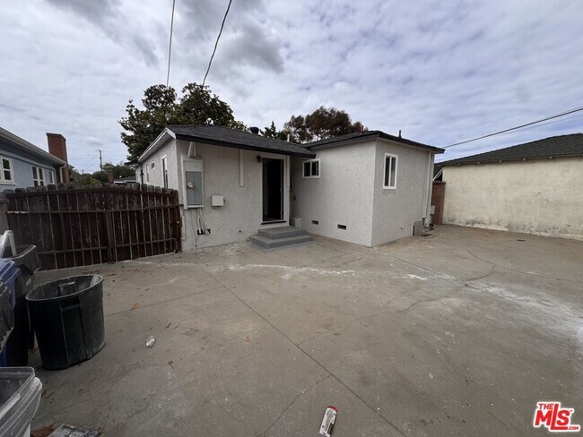Building Photo - 3020 Magnolia Ave