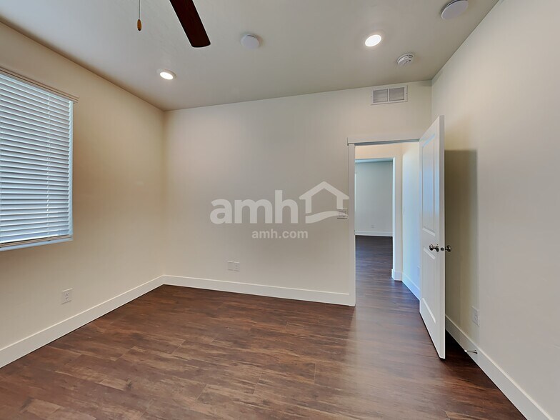 Building Photo - 1334 N Barkvine Ave