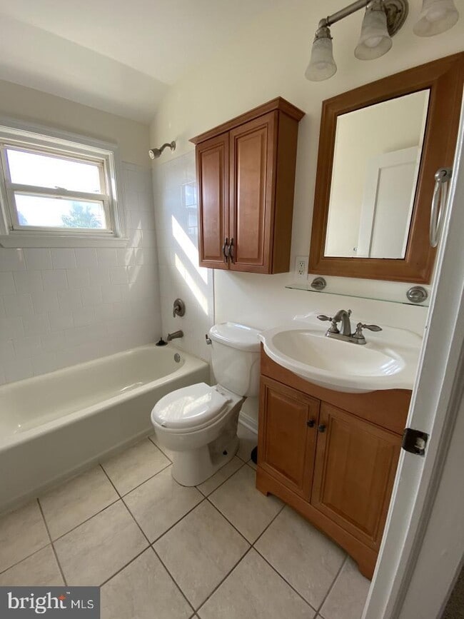 Main Bathroom - 1931 Penhall Rd