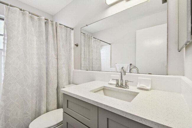 Building Photo - 2 Bedroom 2bathroom with Bonus Room in St....