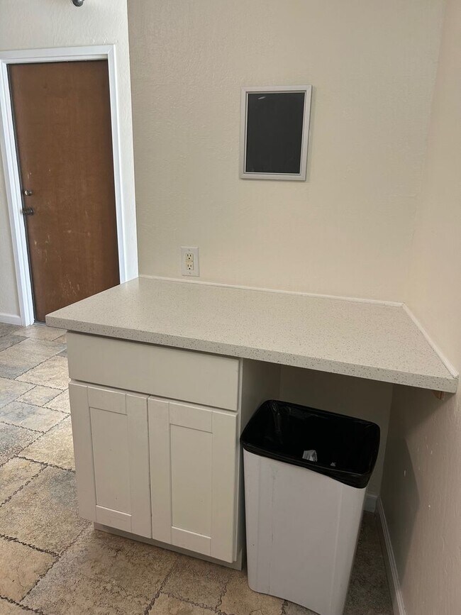Building Photo - Unique Jr. One Bedroom with Views and Parking