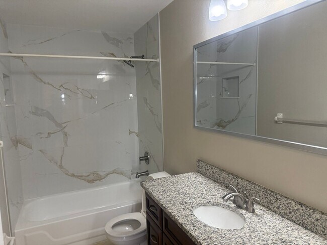 Building Photo - 3/2 Villa Located in Desirable S. Orlando ...