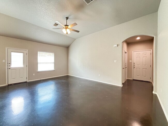 Building Photo - Luxury Duplex in Seguin with 3-bed, 2-bath...