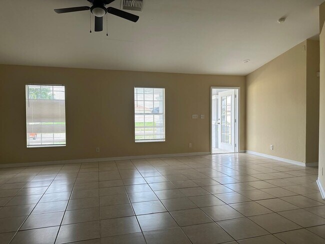 Building Photo - Spacious 3-Bed + Den Home with 2-Car Garag...