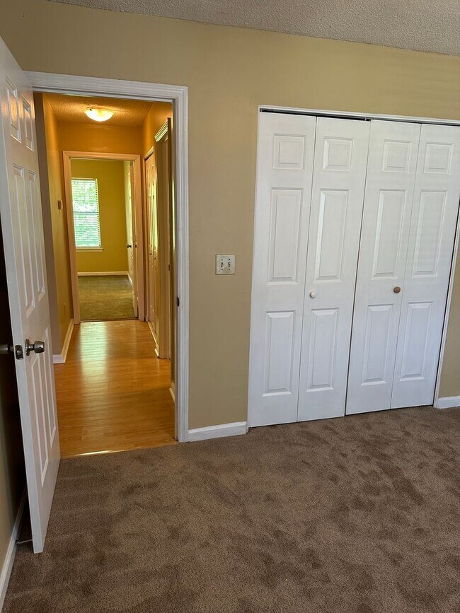 Building Photo - Charming 3 bedroom 2 bath ranch home on a ...