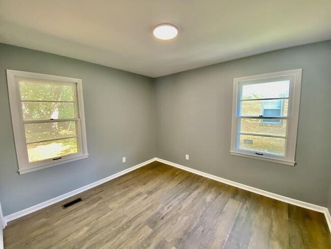 Building Photo - 2104 Linde St NW