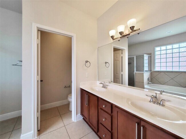Building Photo - 14829 Fernhill Dr