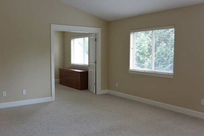 Building Photo - 1365 SE 194th Pl