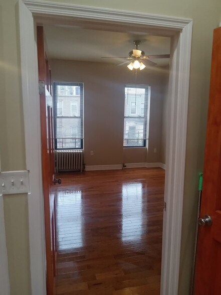 Building Photo - 371 E 31st St