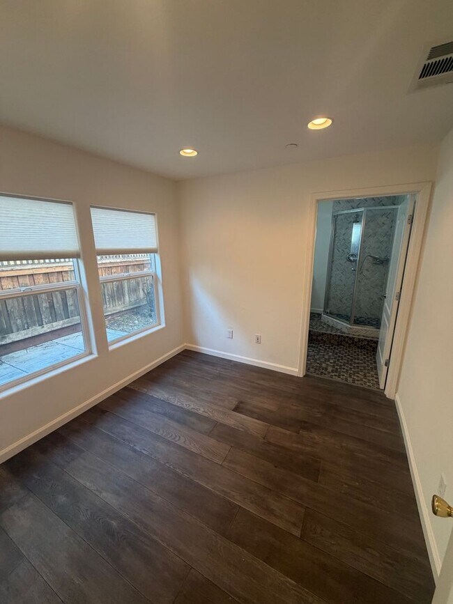 Building Photo - 401 S Hummingbird Ln