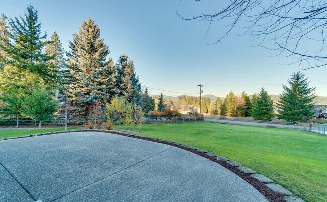 Building Photo - Hauser Lake View Home With Shop