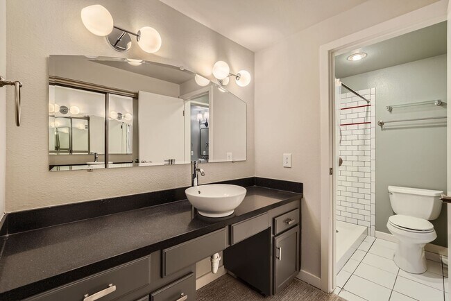 Building Photo - Stunning 2bed Condo with City Views & Prim...