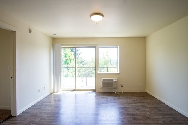 Building Photo - Top Floor 1 Bdr w/Modern Amenities in SE + Pet Friendly!