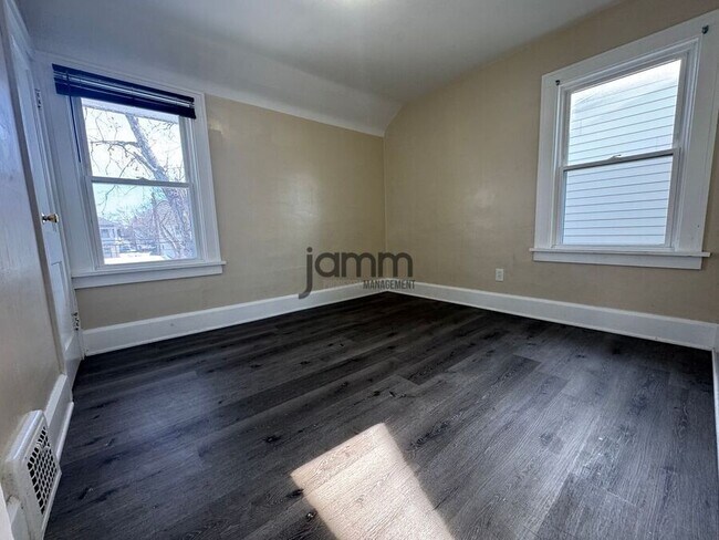 Building Photo - 5233 Anthony St