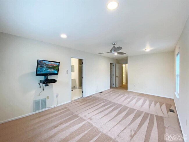 Building Photo - 48 Berkshire Way