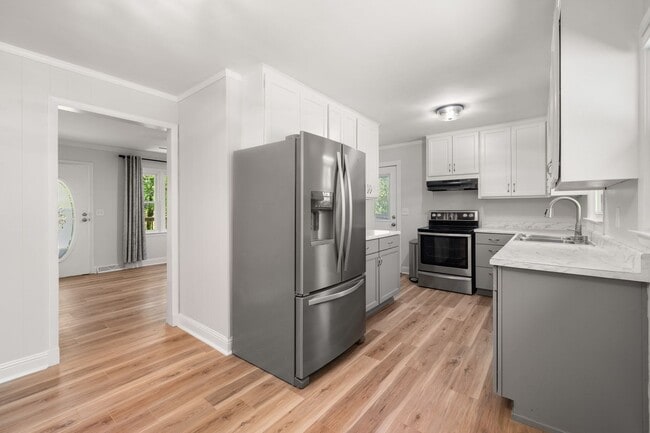 Building Photo - Pet Friendly 3/1 House, Fenced Yard, Deck, Fire Pit & Basement