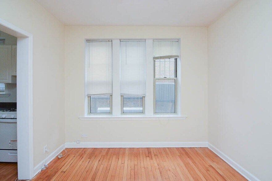 Building Photo - 557 W Aldine Ave