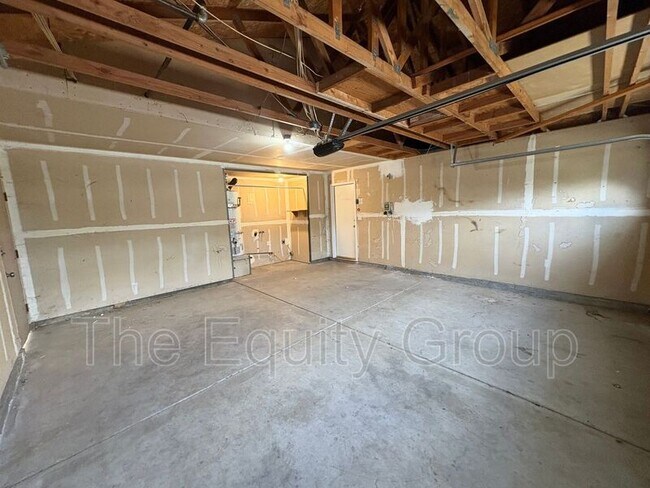 Building Photo - 723 N Simon St
