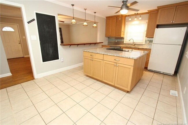 Building Photo - 819 James St