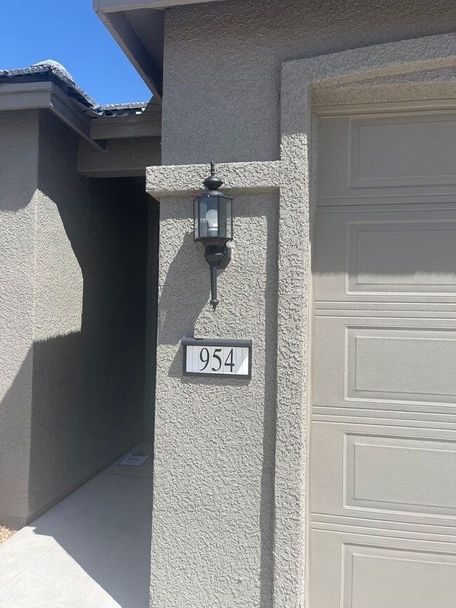 Building Photo - Beautiful Like New 4 Bedroom 3 Bathroom ho...