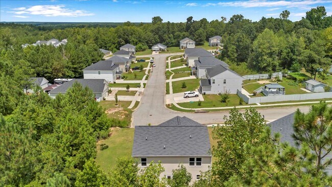 Building Photo - Lake Living