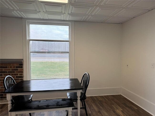 Building Photo - 3 Bed 2 Bath House For Rent