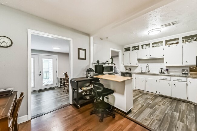 Building Photo - 1102 W Hart Ave