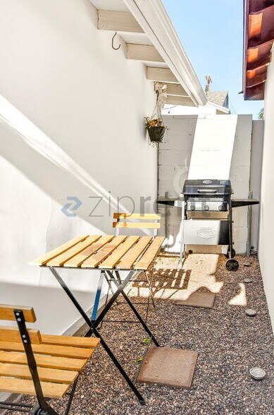 Building Photo - 12877 Borden Ave