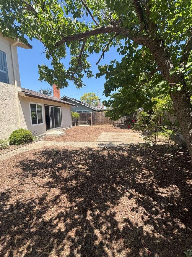 Building Photo - *COMING SOON* Pets welcome! Two story hous...