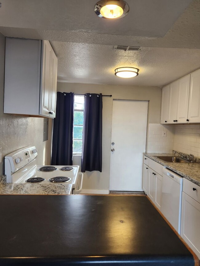 Building Photo - 1 BR 1 BATH FULL REMODEL UPPER UNIT FREE RENT OAC
