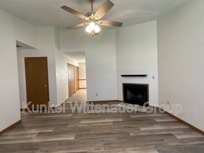 Building Photo - 611 Carol Ann Dr