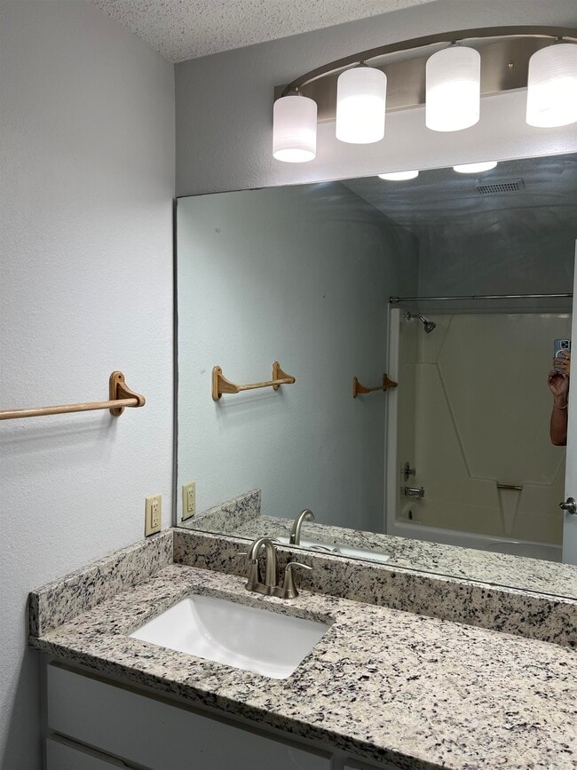 Building Photo - 1749 Bluebonnet Ln