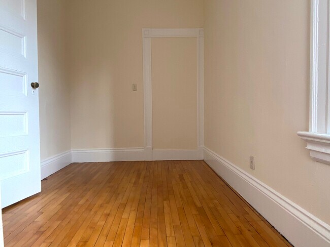 Building Photo - 2 Ware St