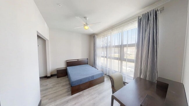 Interior Photo - 209 E University Ave