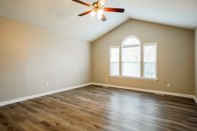 Building Photo - 121 Westonridge Run