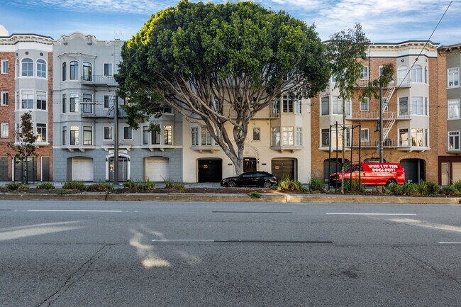 Interior Photo - 2945 Van Ness