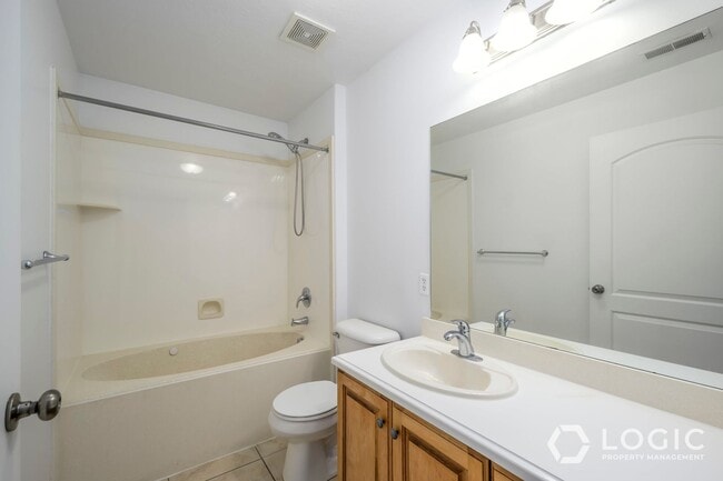 Building Photo - Stunning Top Floor Condo in Great Location!