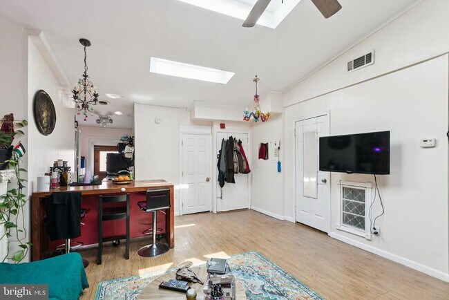 Building Photo - 1333 Pine St