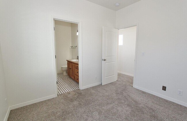 Building Photo - Quaint Cottage-Style Home in SE Boise