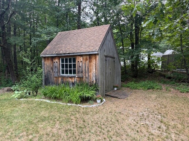 Outdoor storage shed - 4-45 Skyline Dr