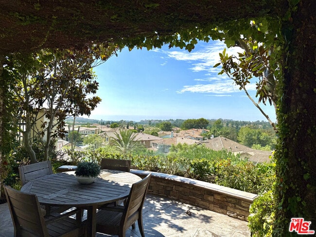 Building Photo - 5 Marisol