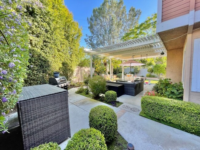 Building Photo - Beautiful End Unit Townhome in Fantastic A...