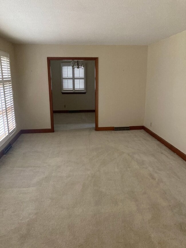 Building Photo - 669 McGregor Rd