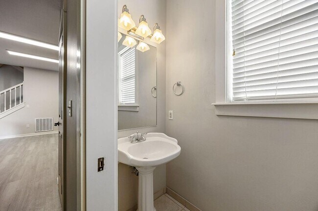 Building Photo - Four bedroom home for lease in the Riverwalk Neighborhood Ashland, Oregon